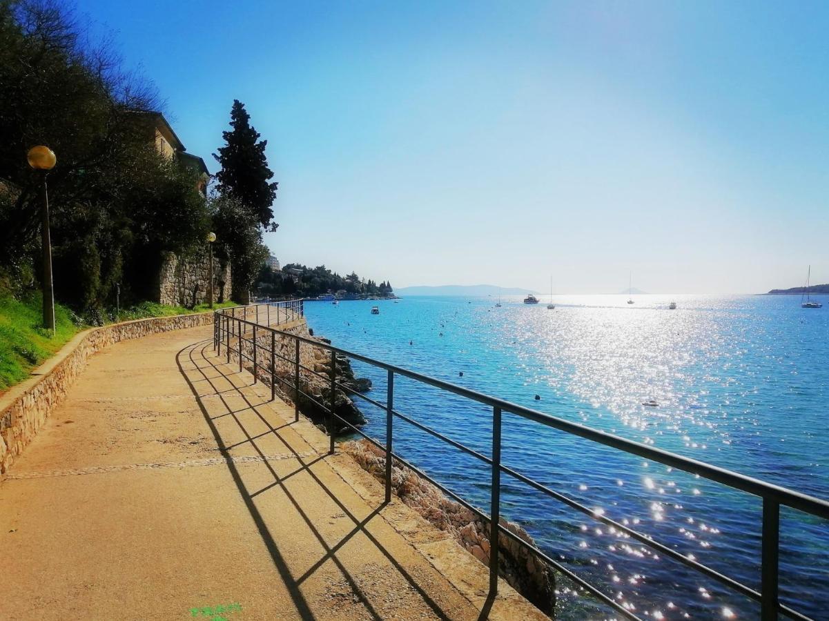 Suzie Q - Intermezzo With Sea View Apartment